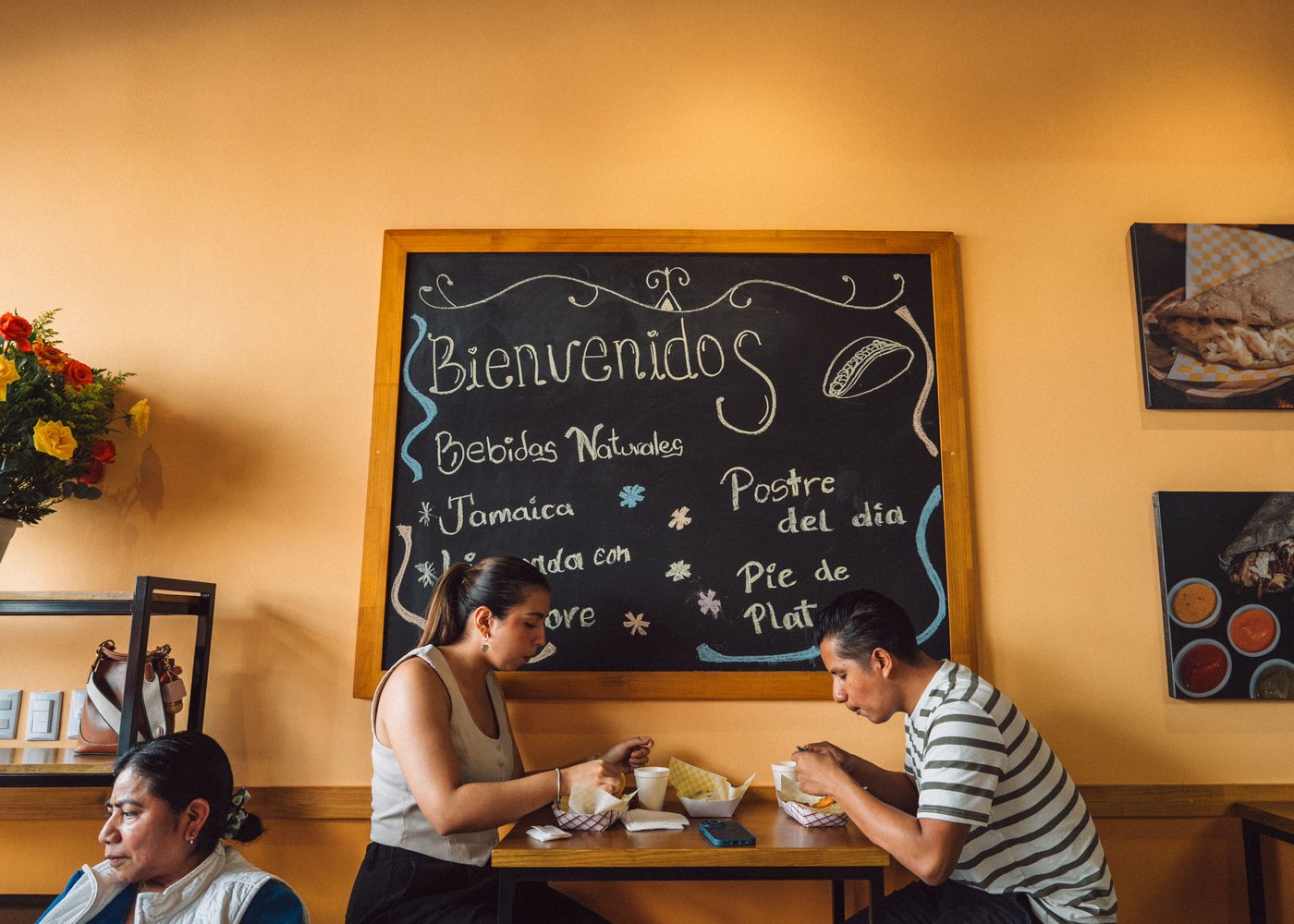 Una familia comiendo en una mesa de Kesiyos