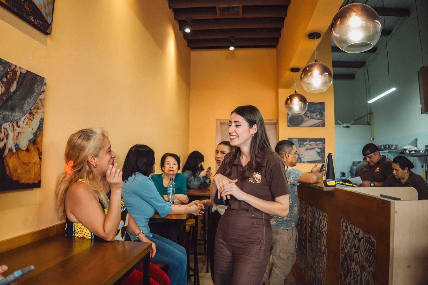 El equipo de Kesiyos recibiendo a clientes en el mostrador