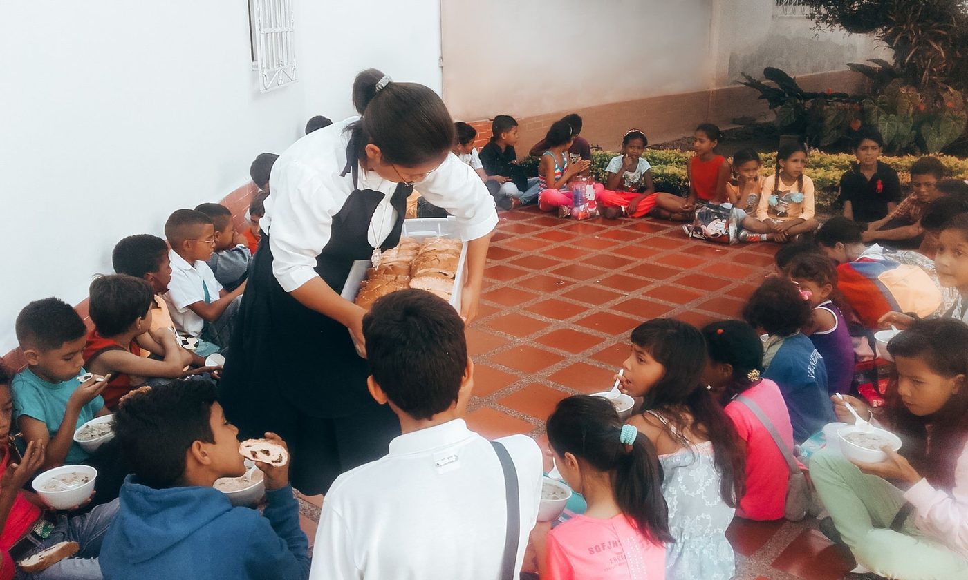 Niños recibiendo alimentación en un comedor de la Fundación NUTEJE