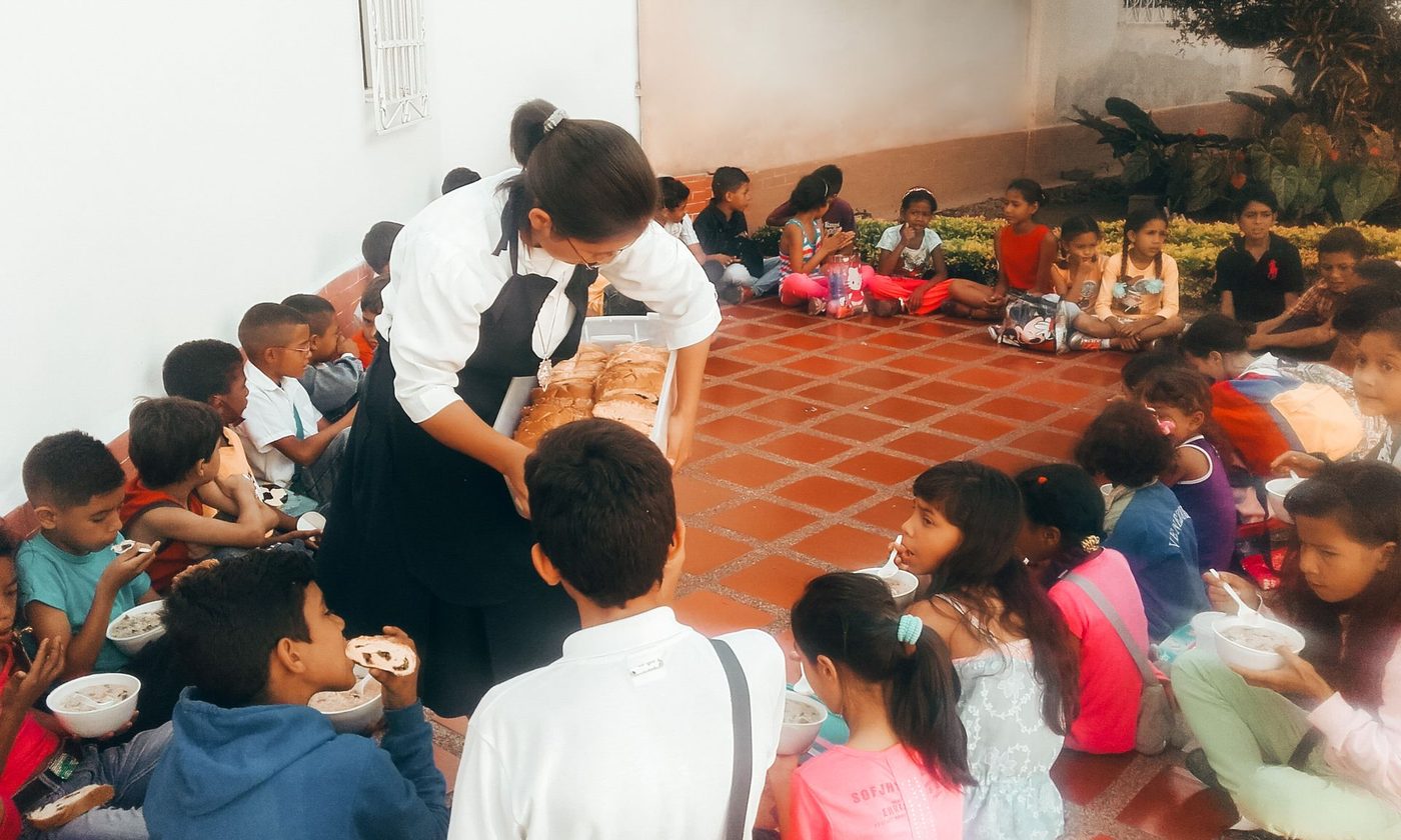 Niños recibiendo alimentación en un comedor de la Fundación NUTEJE
